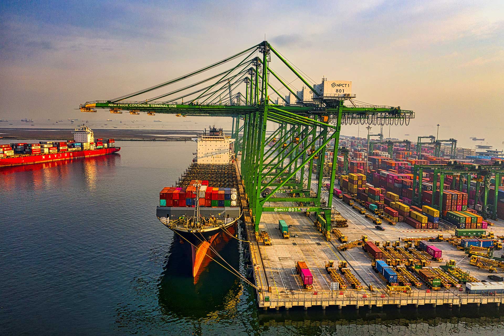 Agregamos valor a tus procesos con nuestros servicios de contract logistics, trámites aduanales, e-commerce y más.